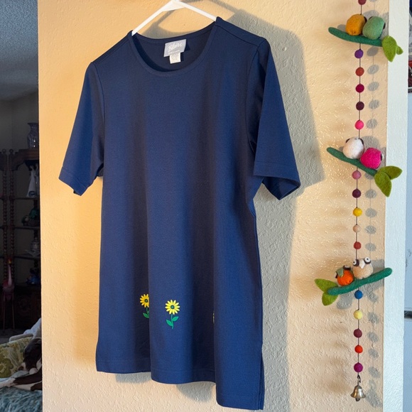 NWOT VINTAGE BLAIR adorable navy blue long T-shirt with three daisies at the bot - Picture 4 of 7
